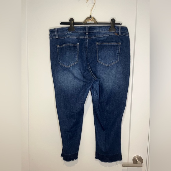 1822 Denim Cropped Women's Ankle Blue Jeans — EUC - Picture 3 of 5